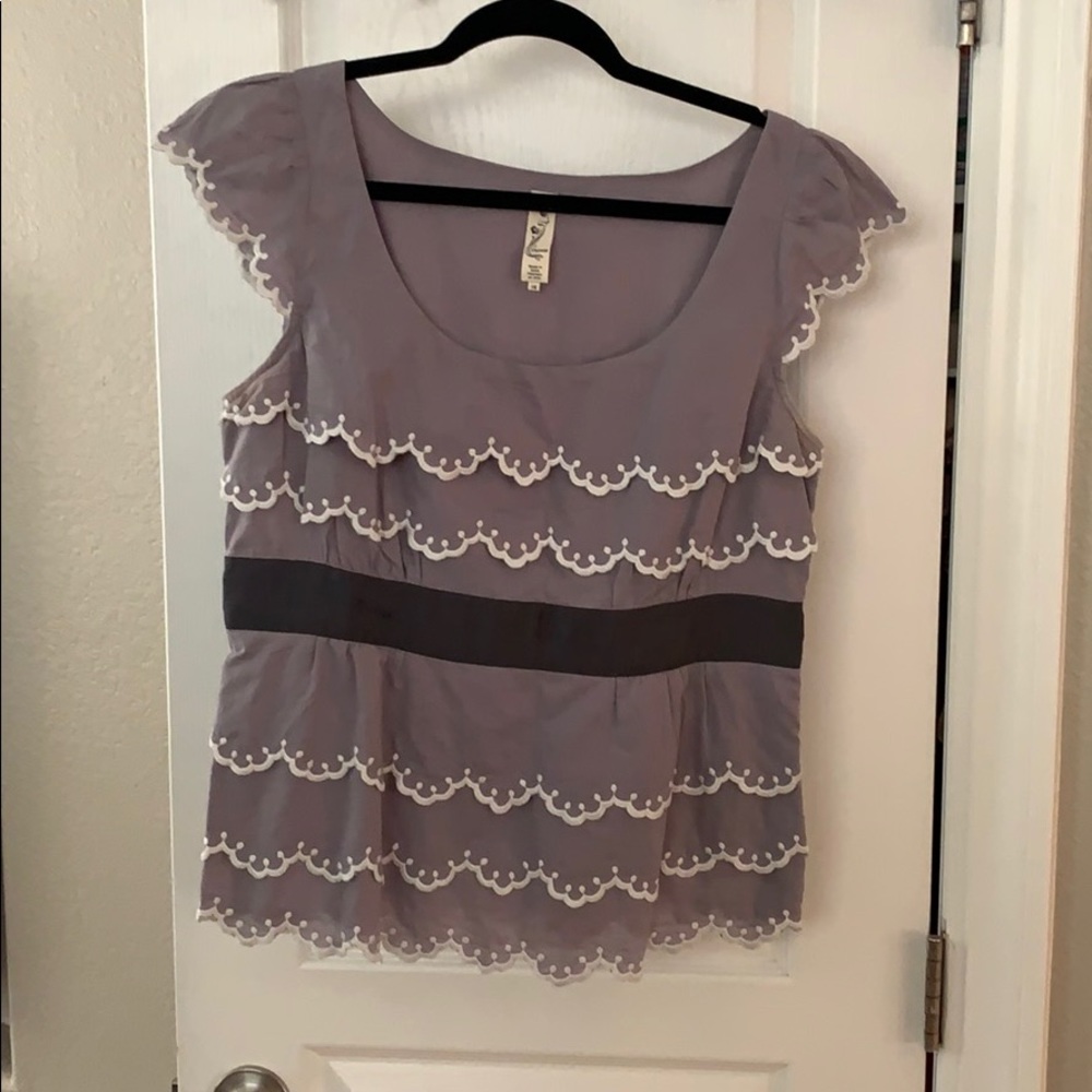 Scalloped grey top